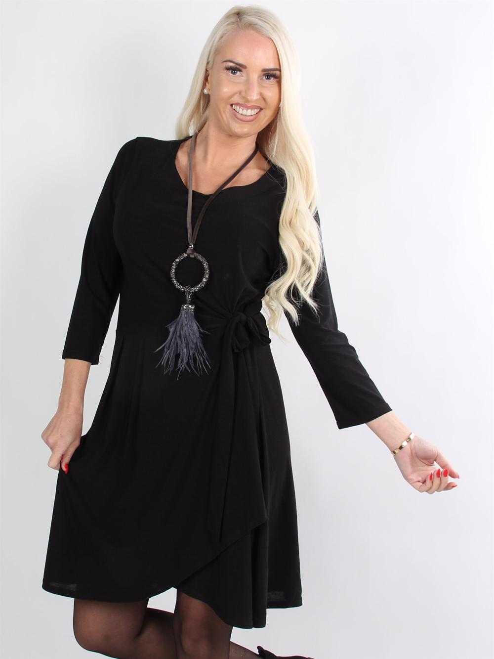 Soffi - Svart klänning med band i sidan